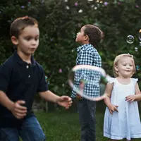 Alih-alih memuji harta atau prestasi secara berlebihan, fokuslah memuji usaha, kerja keras, dan sikap baik anak. Ini menumbuhkan rasa percaya diri yang sehat tanpa perlu pamer. (Foto: Katherine Hanlon/Unsplash)