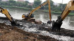 Petugas menggunakan alat berat mengeruk lumpur yang mengendap di Kanal Banjir Barat, Jakarta, Jumat (3/11). Pengerukan dilakukan sebagai langkah antisipasi banjir seiring memasuki musim hujan. (Liputan6.com/Immanuel Antonius)