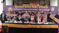 Jajaran Polresta Tangerang Selatan merilis soal penetapan tersangka terhadap orang tua yang tega menyiksa anak kandungnya sendiri hingga tewas. (Foto: Liputan6/Pramita Tristiawati).