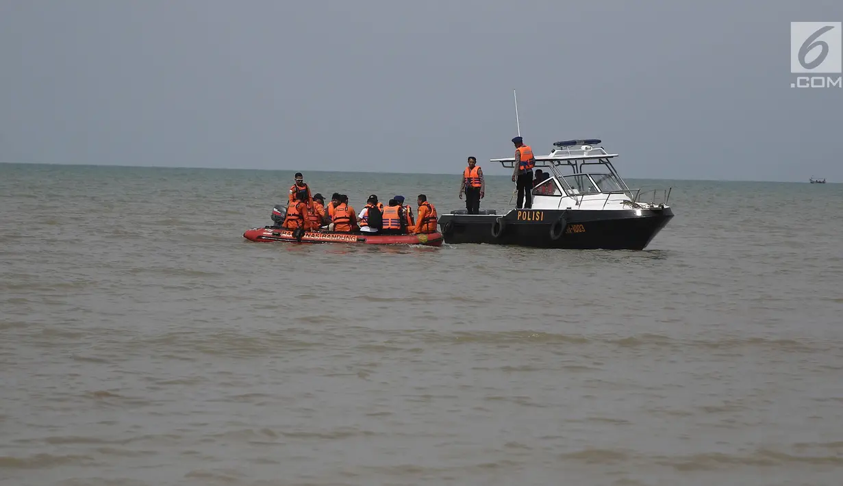 Petugas Basarnas dan Polisi bersiap menunggu evakuasi jenazah korban pesawat Lion Air JT 610 di Tanjung Pakis, Karawang, Jawa Barat, Senin (29/10). Pesawat Lion Air JT 610 dipastikan jatuh di laut utara Karawang. (Liputan6.com/Herman Zakharia)