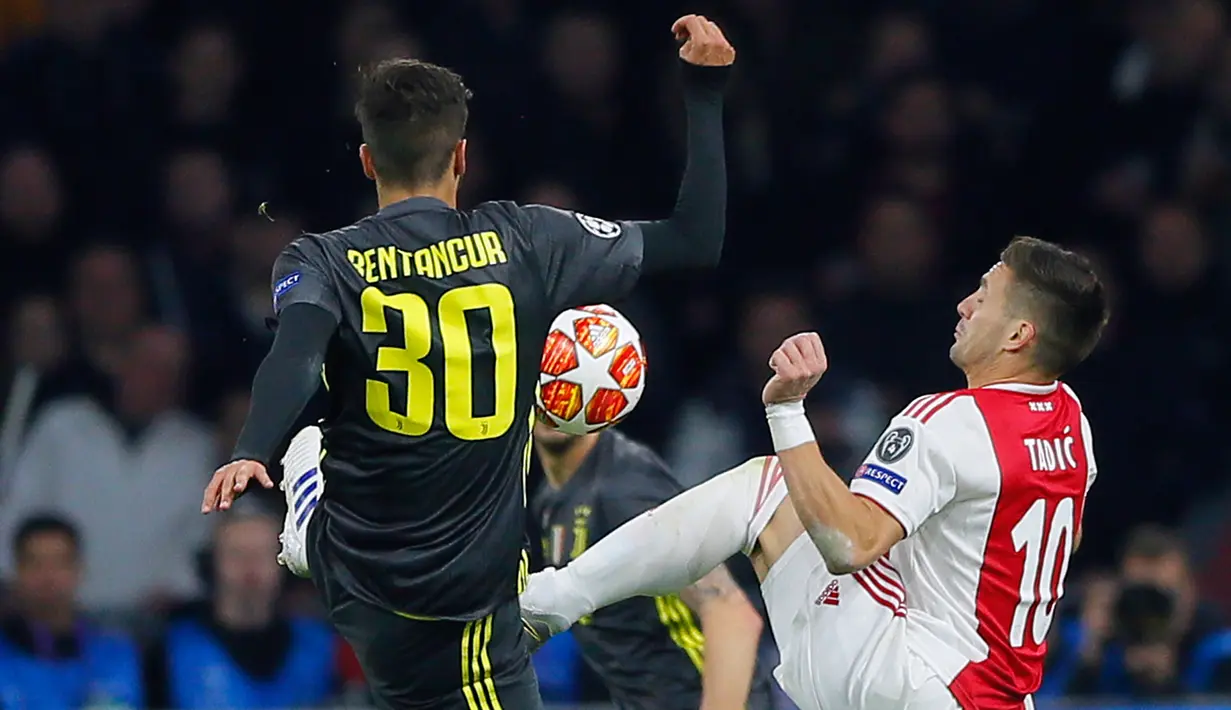 Gelandang Juventus, Rodrigo Bentancur berebut bola dengan pemain Ajax Amsterdam, Dusan Tadic pada laga pertama perempat final Liga Champions 2018-2019 di Amsterdam Arena, Rabu (10/4). Juventus harus puas bermain imbang 1-1 di kandang Ajax Amsterdam. (AP/Peter Dejong)
