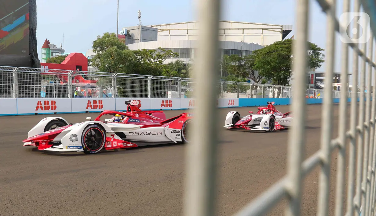 Pembalap melaju pada balapan Formula E seri kesembilan di Jakarta International E-Prix Circuit (JIEC), Jakarta, Sabtu (4/6/2022). Pembalap Jaguar TCS Mitch Evans menjadi pemenang usai menjadi yang tercepat menyelesaikan putaran 40 lap dengan catatan waktu 48 menit 28, 424 detik. (Liputan6.com/Herman Zakharia)