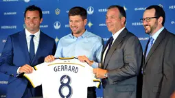 Gelandang LA Galaxy, Steven Gerrard (kedua kiri) berpose bersama dengan Presiden klub Chris Klein , pelatih kepala Bruce Arena dan AEG eksekutif Dan Beckman di Stubhub Center, Los Angeles, Amerika Serikat (7/7/2015). (REUTERS/Gary A. Vasquez-USA TODAY)