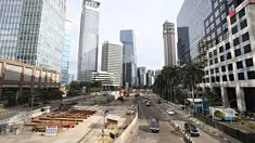 Kendaraan melintasi Jalan Sudirman yang lengang di Jakarta, Minggu (1/5). Berbeda dengan pelaksanaan sebelumnya, Hari Buruh 2016 tidak menyebabkan kemacetan di Jalan Sudirman. (Liputan6.com/Immanuel Antonius)