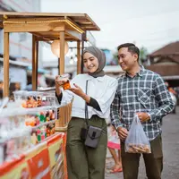 Ilustrasi berburu takjil buka puasa. (c) odua/Depositphotos.com