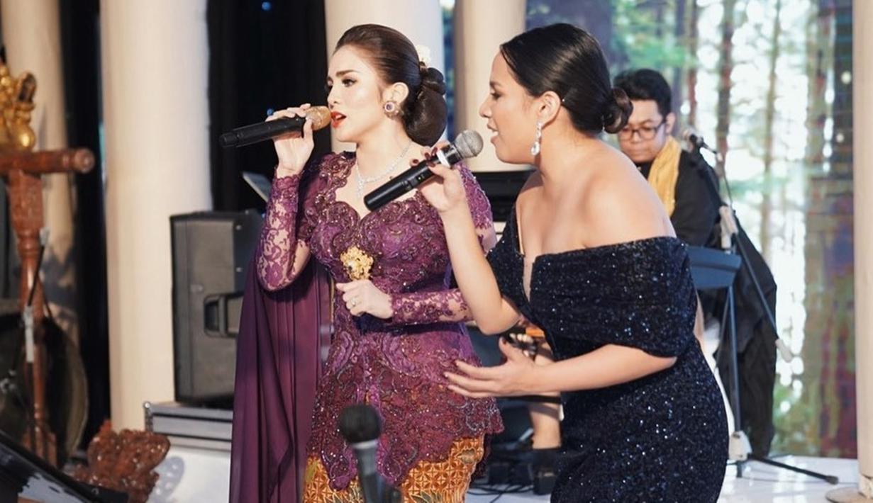 FOTO: Gaya Momo Geisha dalam Balutan Kebaya, Cantik ...