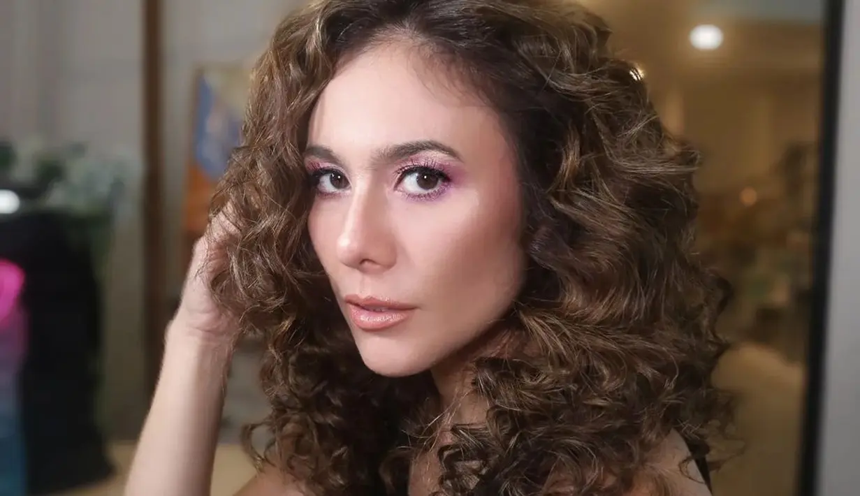 Bagaimana dengan potret close up Wulan Guritno yang menata rambutnya dengan gaya berbeda ini? Rambutnya ditata ikal keriting, menampilkan nuansa makeup cokelat yang lembuat menawan. Foto: Instagram.