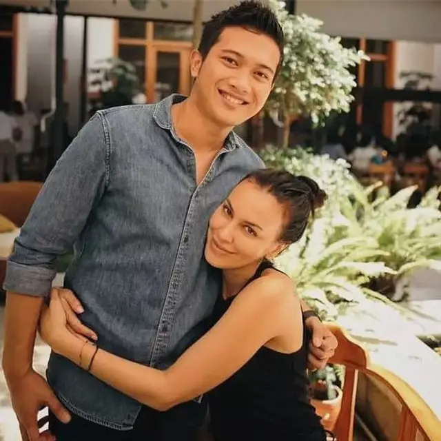 6 Potret Kedekatan Sophia Latjuba dan Menantu yang Kompak, Ajak Pilates Bareng