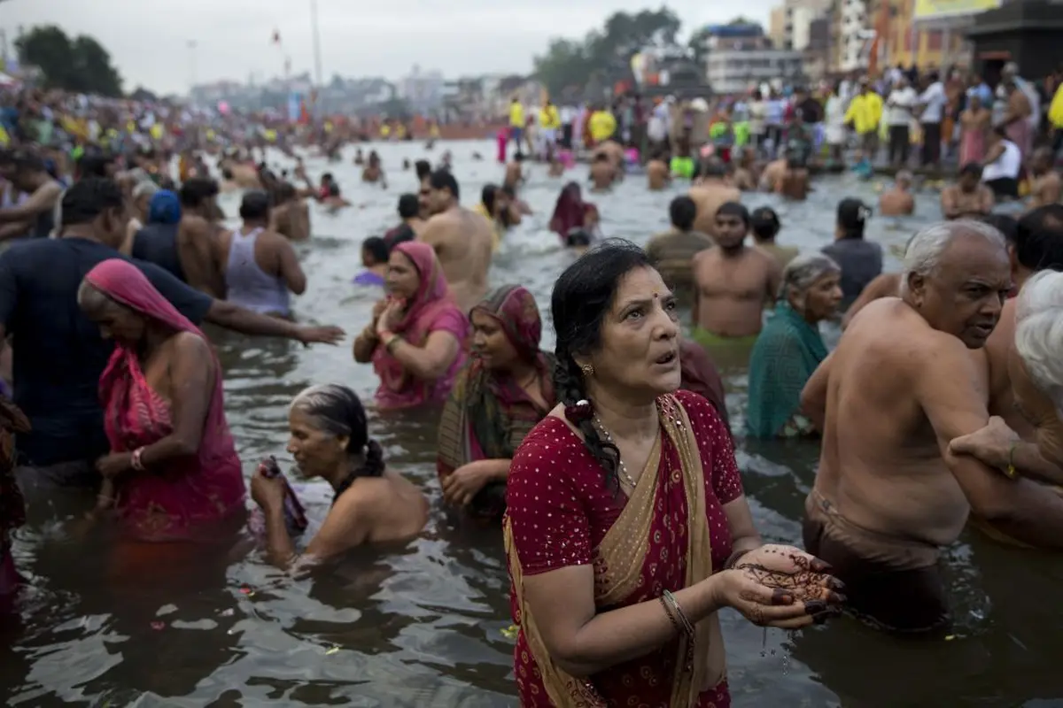 Puluhan juta umat Hindu berkumpul di Festival Kumbh Mela yang digelar di tepi Sungai Gangga, India, selama 48 hari (AP Photo)