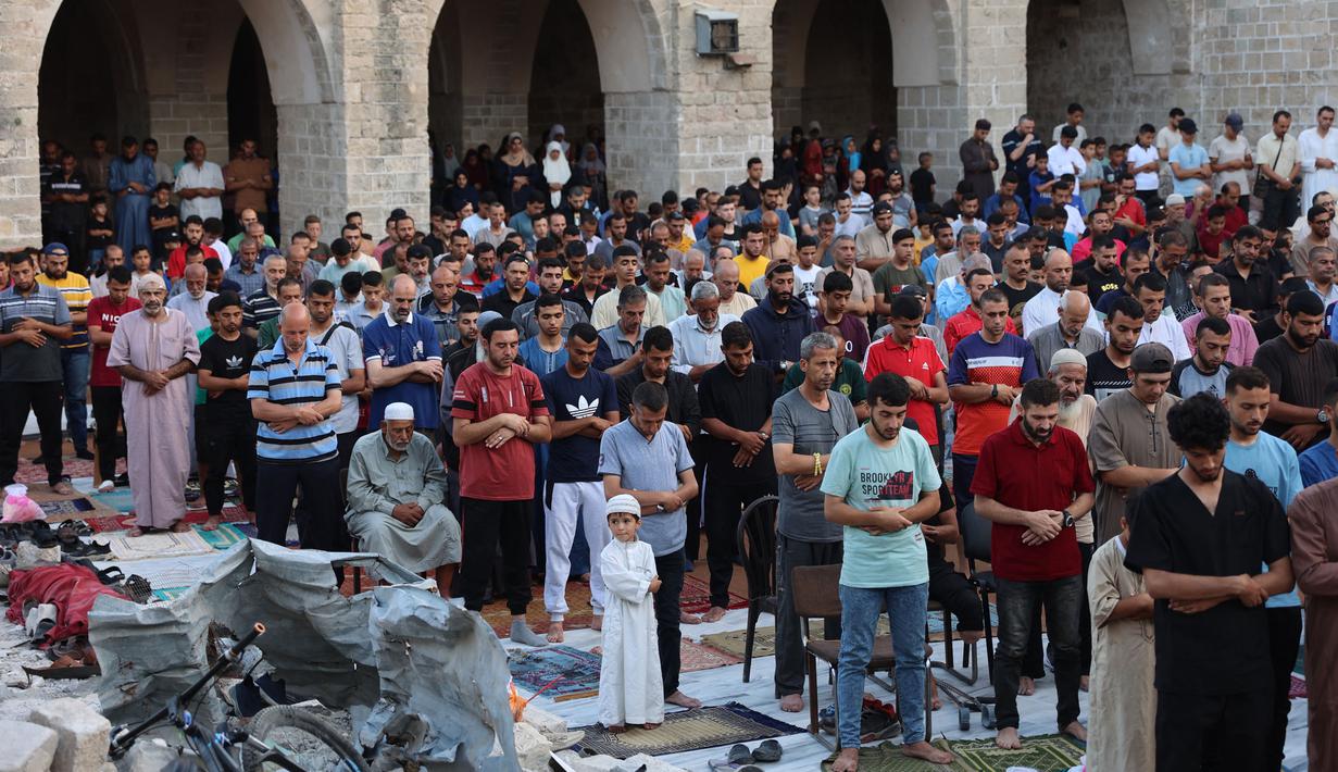 Masjid Omari rusak parah akibat pemboman Israel. (Omar AL-QATTAA/AFP)
