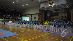 Para peserta berbaris rapi saat mengikuti pembukaan Kejuaraan Nasional (Kejurnas) Karate Panglima TNI III di GOR Ahmad Yani Mabes TNI Cilangkap, Jakarta, Kamis (15/1/2015). (Liputan6.com/Herman Zakharia)