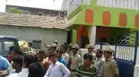 Massa yang marah menyerbu rumah tersangka pelaku pengorbanan manusia di India (Karnataka Police)