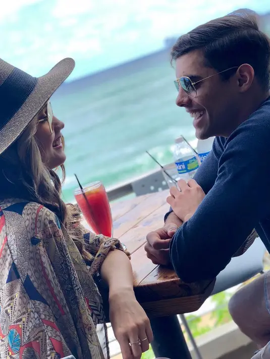 Foto intim bersama dengan kekasih barunya saat keduanya tengah menjalani hiburan. Satu foto dibagikan oleh Cinta bersama Frank Garcia yang diunggah pada 19 Februari silam. (Instagram/soyfrankgarcia)