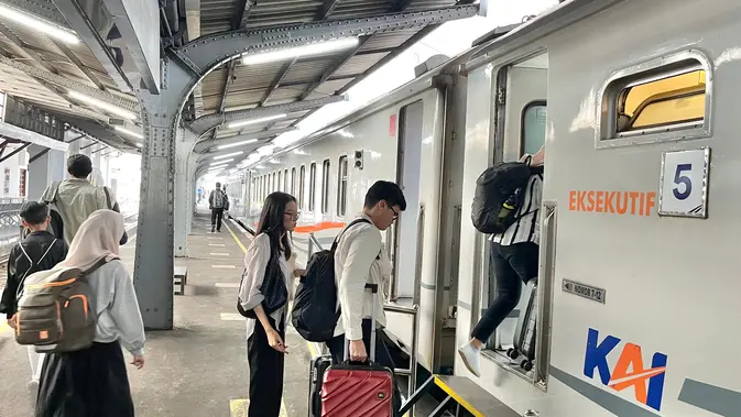 YLKI Minta PT KAI Abaikan Usul DPR Soal Gerbong Kereta Khusus Perokok
