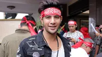 Ammar Zoni dan sederet selebriti lainnya seperti Ramzi, Gilang Dirga dan istri, Ely Sugigi, Stefan William, mendatangi Polres Metro Jakarta Selatan untuk mengucap ikrar perang terhadap narkoba. (Deki Prayoga/Bintang.com)