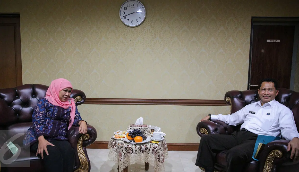 Mensos Khofifah Indar Parawansa berdiskusi dengan Kepala BNN Komjen Budi Waseso di Gedung Kemensos, Jakarta, Senin (19/10). Keduanya membahas langkah strategis guna mengefektifkan pemberantasan narkoba di Indonesia. (Liputan6.com/Faizal Fanani)