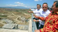 Gubernur Jabar Ahmad Heryawan bersama Menteri PU Basuki Hadimuljono di Waduk Jatigede, Sumedang, Jawa Barat. (Faizal Fanani/Liputan6.com)