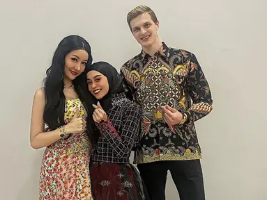 Lucinta Luna pernah memperkenalkan sosok tunangannya ke Lesti Kejora. Alan terlihat curi perhatian dengan memakai batik. Penampilan Alan pakai batik ini terlihat gagah dan elegan. (Liputan6.com/IG/lucintaluna_manjalita)