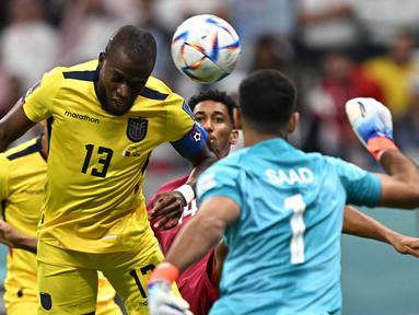 Laga tuan rumah Qatar melawan Ekuador menjadi pertandingan perdana di Piala Dunia 2022 pada Minggu (20/11/2022) malam WIB. Banyak drama yang terjadi pada laga tersebut. Berikut ini rangkuman serba yang pertama di laga pembuka Piala Dunia 2022. (AFP/Manan Vatsyayana)