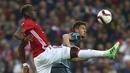 Aksi Paul Pogba (kiri) berebut bola dengan pemain Celta Vigo, Nemanja Radoja pada semifinal Liga Europa di Old Trafford, Manchester (11/5/2017). Manchester United menang agregat 2-1. (AP/Dave Thompson)