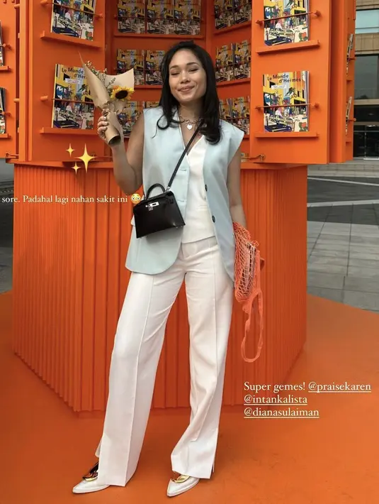Ayla Dimitri tampil mengenakan vest baby blue dipadukan vest putih yang serasi dengan celananya. Ia mengenakan mini bag hitamnya. @ayladimitri