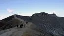 Beberapa wisatawan menikmati suasana pagi di bibir kawah Gunung Ijen, Jawa Timur, (20/10/2014). (Liputan6.com/Helmi Fithriansyah)