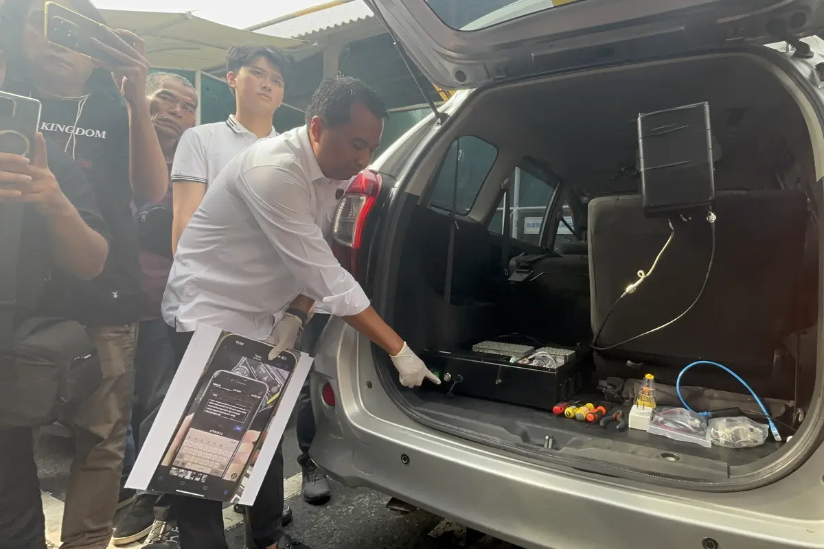 Polda Metro Jaya menangkap dua warga negara asing (WNA) asal Malaysia, OKH (53) dan CY (29), usai diduga terlibat dalam penipuan bermodus SMS palsu yang menyasar nasabah bank.