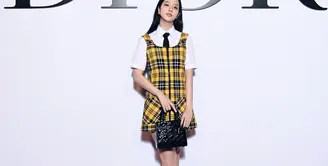 Jisoo BLACKPINK turut menghadiri show Dior di Paris Fashion Week. Di sini, ia tampil mengenakan plaid dress berwarna kuning dan hitam, kemeja katun putih polos, dengan dasi hitam. Ini merupakan koleksi Dior Pre Fall 2022. Foto: Document/Dior.