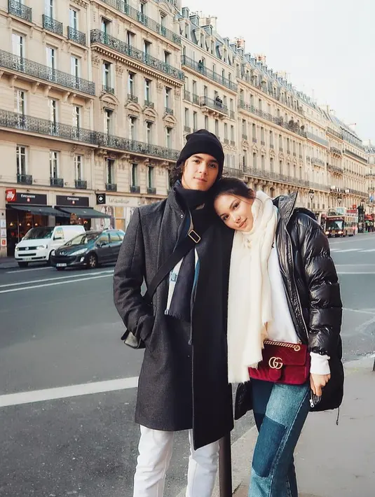 Lag-lagi keduanya kompak memakai jaket berwarna hitam. Terlihat Alyssa begitu manja dengan menaruh kepalanya di pundak Al Ghazali. (Instagram/alghazali7)