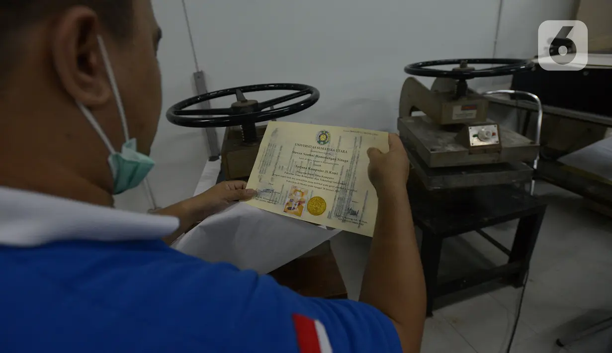 Petugas Tim Rescue Arsip menyelesaikan proses restorasi arsip keluarga milik warga terdampak banjir di Kantor ANRI, Cilandak Timur, Jakarta, Selasa (7/1/2020). Arsip Nasional Republik Indonesia (ANRI) memberikan layanan gratis untuk restorasi dokumen bagi korban banjir.  (merdeka.com/Imam Buhori)