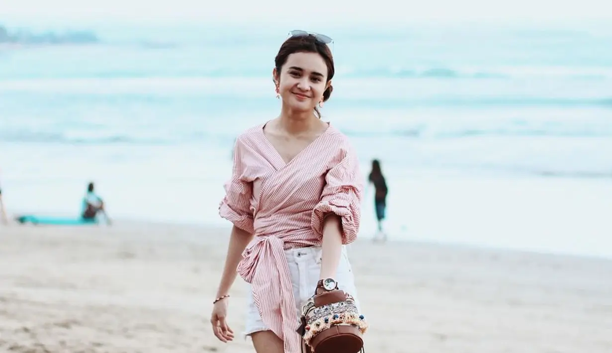 Berfoto dengan latar belakang keindahan laut, Michelle Ziudith dan pemandangan sekitar pantai ini sama-sama cantik. Wajah manis dan kalem bintang web series Cupcake Untuk Rain ini bikin pangling. Meski hanya pamer senyum tipis sekalipun, pesona Michelle Ziudith tetap terpancar. (Liputan6.com/IG/@michelleziu)