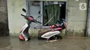 Kondisi sepeda motor warga saat terendam banjir di RT 10/RW 05, Kampung Sawah, Kelurahan Rawa Terate, Cakung, Jakarta Timur, Kamis (20/2/2020). Air yang merendam permukiman warga tersebut mencapai setinggi pinggang orang dewasa. (merdeka.com/Iqbal Nugroho)