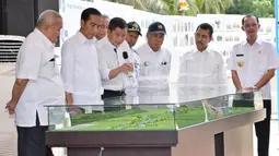 Presiden Joko Widodo (kedua kiri) melihat miniatur lokasi pembangunan Light Rail Trail (LRT)  zona 1 di Bandar Udara Sultan Mahmud Badaruddin II, Palembang, Sumatera Selatan, Kamis (3/3/2016). (Biro Komunikasi Kemenhub/Daniel Pietersz)