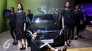 Model mengenakan busana dari desainer Biyan Wanaatmaja  pada gelaran GIIAS 2016 di ICE BSD City Serpong, Banten, (13/8).Fashion yang ditampilkan mencerminkan penumpang dari Marcedes-Benz memiliki image elegan dan prestisius. (Liputan6.com/Fery Pradolo)