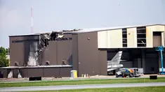 Kerusakan terlihat setelah pesawat bermesin ganda menabrak hanggar di Bandara Addison, Addison, Texas, AS,  Minggu (30/6/2019). Pesawat King Air 350 jatuh dan menewaskan 10 orang. (Shaban Athuman/The Dallas Morning News via AP)