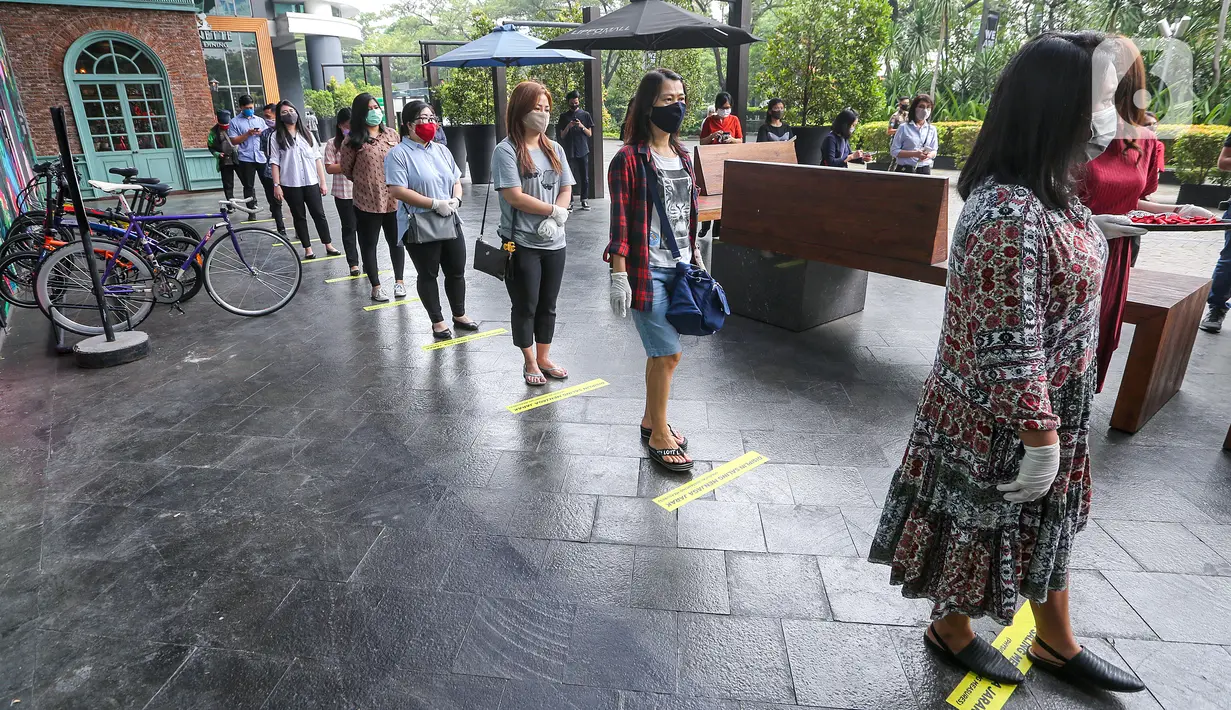 Pengunjung antre masuk mall pasca berakhirnya PSBB di Lippo Mall Puri, Jakarta, Senin (15/6/2020). Menuju New Normal berdasarkan Pergub No. 51 tahun 2020 tentang PSBB pada masa transisi sejumlah pusat perbelanjaan di wilayah Jakarta kembali beroperasi. (Liputan6.com/Fery Pradolo)