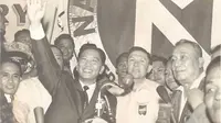 Foto mantan presiden Filipina dan Senator kala itu, Ferdinand Marcos, melambaikan tangan kepada publik, sekitar tahun 1960. (Wikimedia Commons)