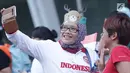 Pendukung tim Indonesia berswafoto jelang menyaksikan seremoni pembukaan Asian Games 2018 di Stadion GBK, Jakarta, Sabtu (18/8). Asian Games 2018 akan berlangsung hingga 2 September, mendatang. (Liputan6.com/Helmi Fithriansyah)