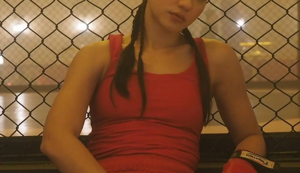 Saat ini, Pevita Pearce merupakan salah satu aktris paling berprestasi di tanah air. Kali ini, Pevita tampil dengan outfit tinju lengkap dengan sarung tangannya, yang serba merah, dengan rambut panjangnya yang dibagi beberapa bagian dan dikepang kecil-kecil. [Foto: Instagram/pevpearce]