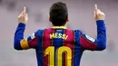 Striker Barcelona, Lionel Messi, melakukan selebrasi usai mencetak gol ke gawang Celta Vigo pada laga Liga Spanyol di Stadion Camp Nou, Minggu (16/5/2021). Barca takluk dengan skor 1-2. (AFP/Pau Barrena)