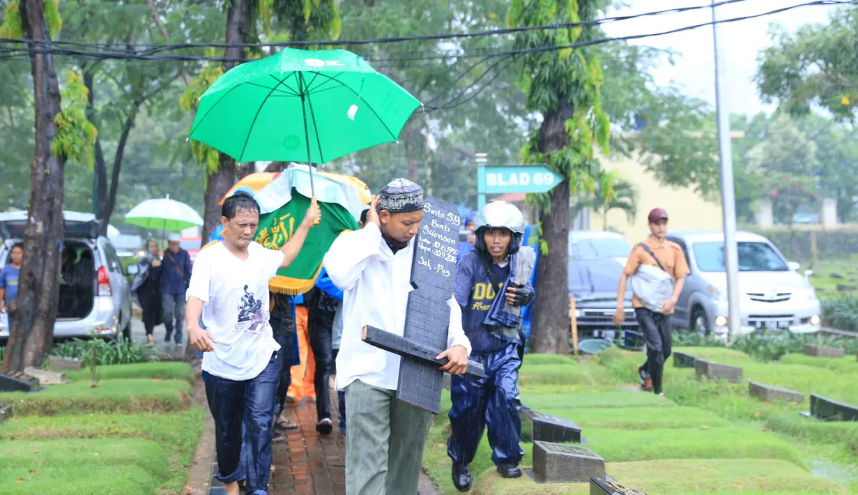 Sekitar pukul 13.30 WIB, jenazah almarhumah tiba di TPU Karet. Dengan diantarkan oleh suami, dan sanak saudra ke peristirahatan terakhirnya. Dengan iringan hujan deras  terus mengguyur. (Adrian Putra/Bintang.com)