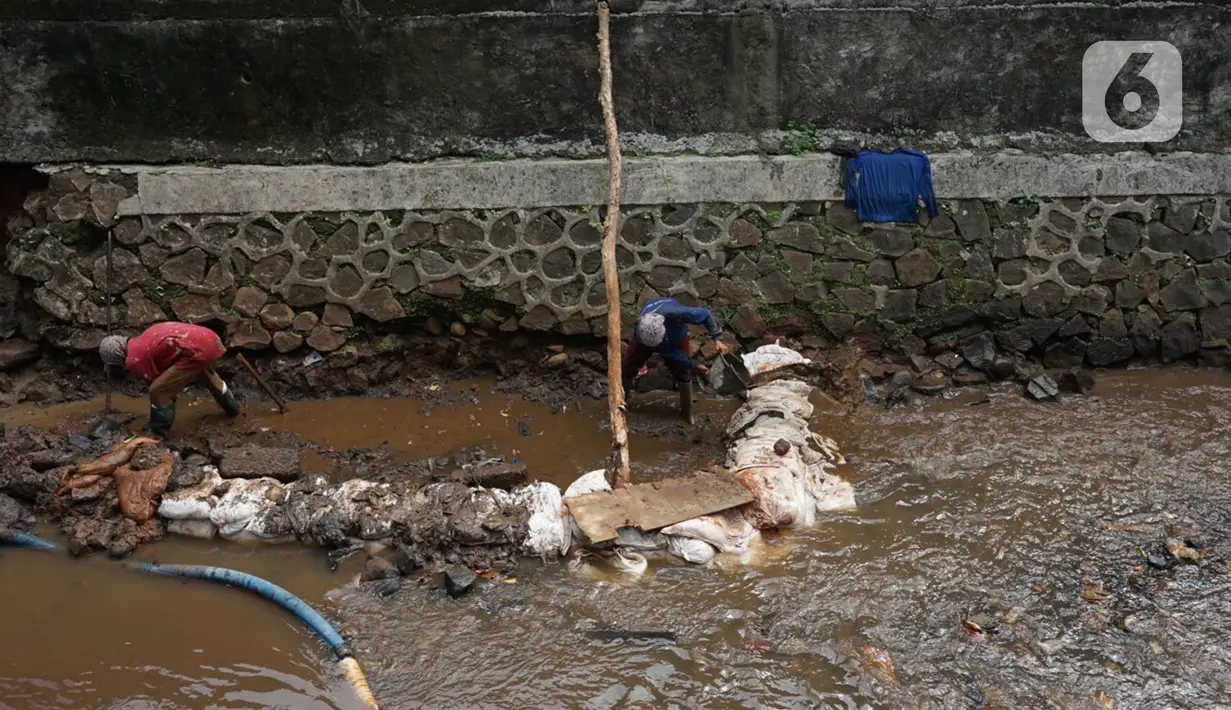 Pekerja menyelesaikan perbaikan turap Kali Pancoran di Jakarta, Rabu (12/8/2020). Perbaikan yang dilakukan merupakan bagian dari perawatan rutin guna memperkuat dinding turap sehingga mencegah kelongsoran. (Liputan6.com/Immanuel Antonius)