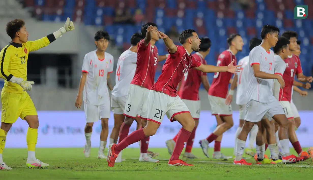 Ekspresi kekecewaan para pemain Timnas Indonesia U-22 saat melawan Myanmar U-22 pada pertandingan SEA Games 2025 di 700th Anniversary Stadium, Chiang Mai, Jumat (12/12/2025). (Bola.com/Bagaskara Lazuardi)