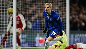 Pemain Chelsea, Alejandro Garnacho, berlari merayakan gol keduanya ke gawang Arsenal pada semifinal leg pertama Carabao Cup di Stamford Bridge, Kamis (15/1/2026) dini hari WIB. (Ben STANSALL / AFP)