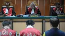 Majelis hakim membacakan vonis untuk dua terdakwa asal Tiongkok di PN Jakbar, Kamis (22/9). Majelis hakim memutuskan kedua terdakwa tersebut divonis hukuman mati karena terbukti menyelundupkan sabu seberat 20 Kg. (Liputan6.com/Faizal Fanani)