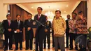 Presiden Jokowi (tengah) didampingi Wapres Jusuf Kalla dan jajaran menteri Kabinet Kerja memberikan keterangan pers sebelum melakukan kunjungan kenegaraan di Bandara Halim Perdanakusuma, Jakarta, Minggu (22/3). (Liputan6.com/Faizal Fanani)
