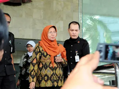 Anggota DPR dari Fraksi Hanura Soemintarsih Muntoro meninggalkan Gedung KPK, Jakarta, Rabu (27/8/14). (Liputan6.com/Andrian M Tunay)