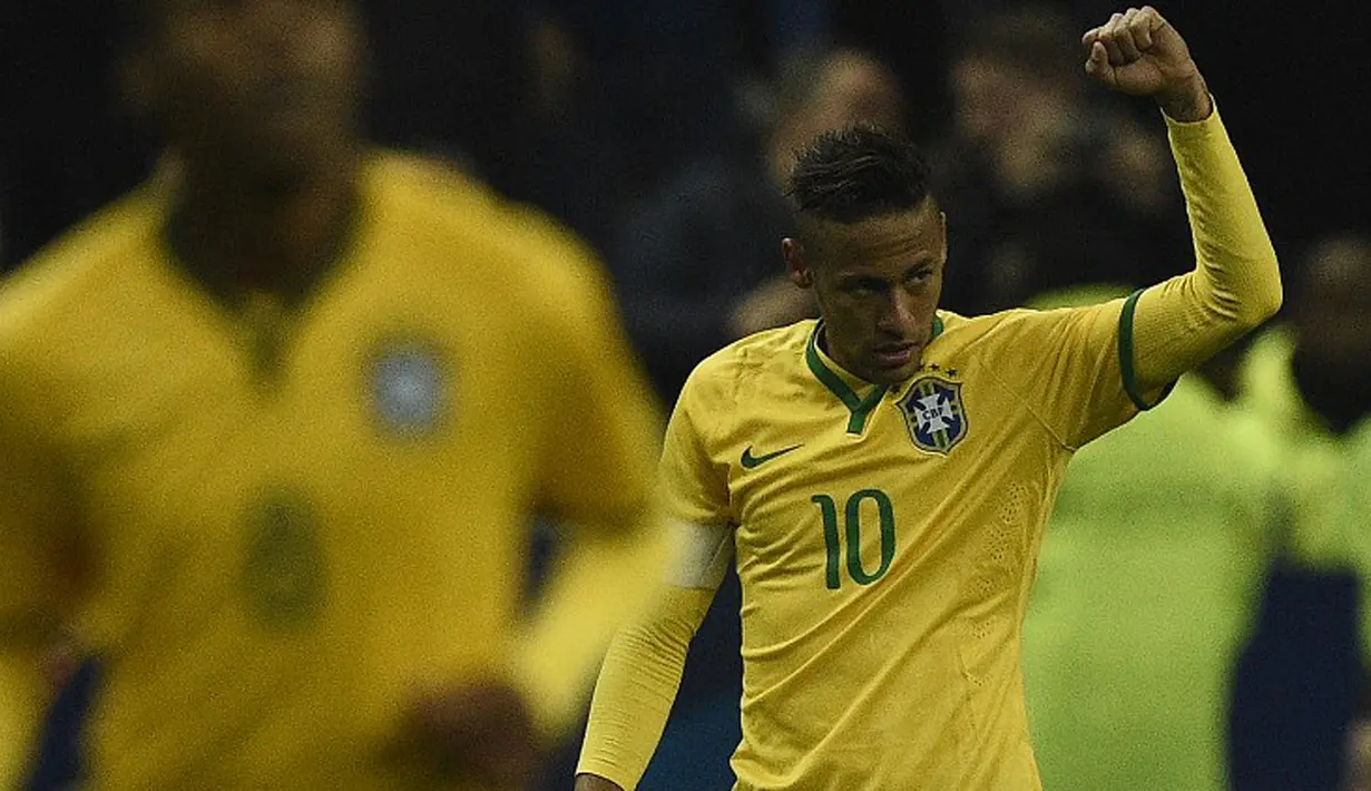 Penyerang Brasil, Neymar (kanan) merayakan golnya ke gawang Prancis saat laga persahabatan di Stade de France, Prancis, Jumat (27/3/2015 ). Brasil menang 3-1 atas Prancis. (AFP PHOTO/Franck Fife)