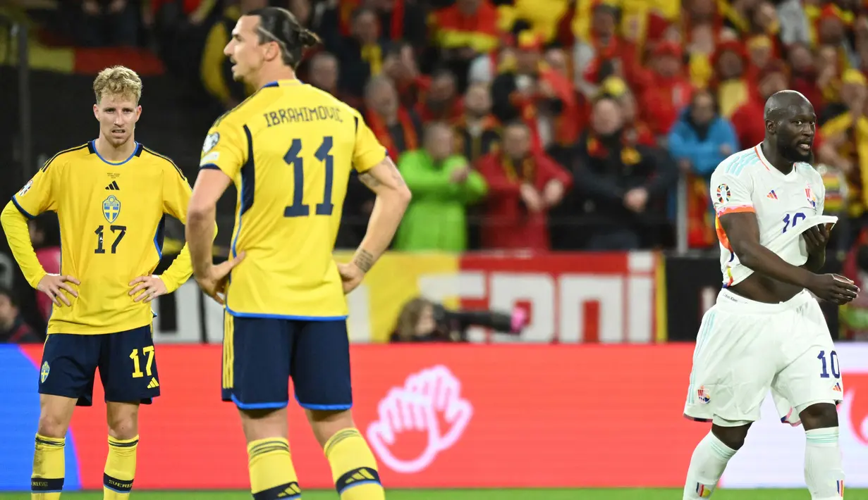 Ekspresi pemain Swedia, Zlatan Ibrahimovic (tengah), setelah pemain Belgia, Romelu Lukaku (kanan) menjebol gawang Swedia untuk yang ketiga kalinya pada laga perdana Grup F Kualifikasi Euro 2024 di Friends Arena, Sabtu (25/03/2023). (AFP/Jonathan Nackstrand)