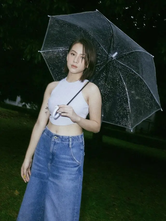 Gaya Fashion Artis Tanah Air Pamerkan Perut Ratanya